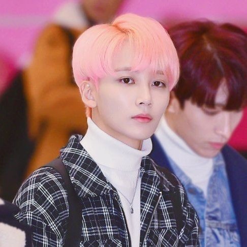 JEONGHAN WEARING TURTLENECKA thread;