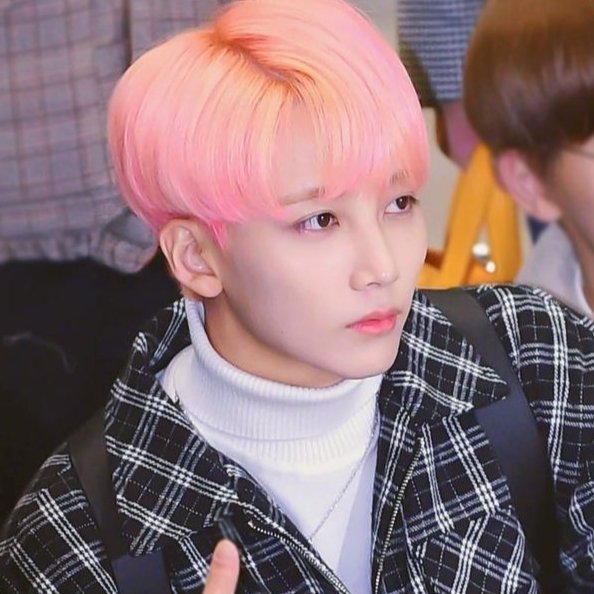 JEONGHAN WEARING TURTLENECKA thread;