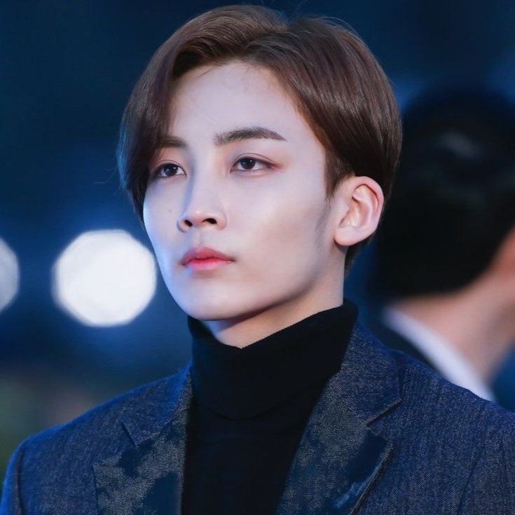 JEONGHAN WEARING TURTLENECKA thread;