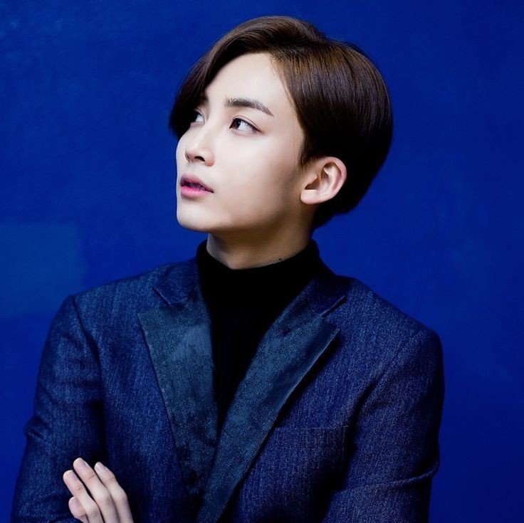 JEONGHAN WEARING TURTLENECKA thread;