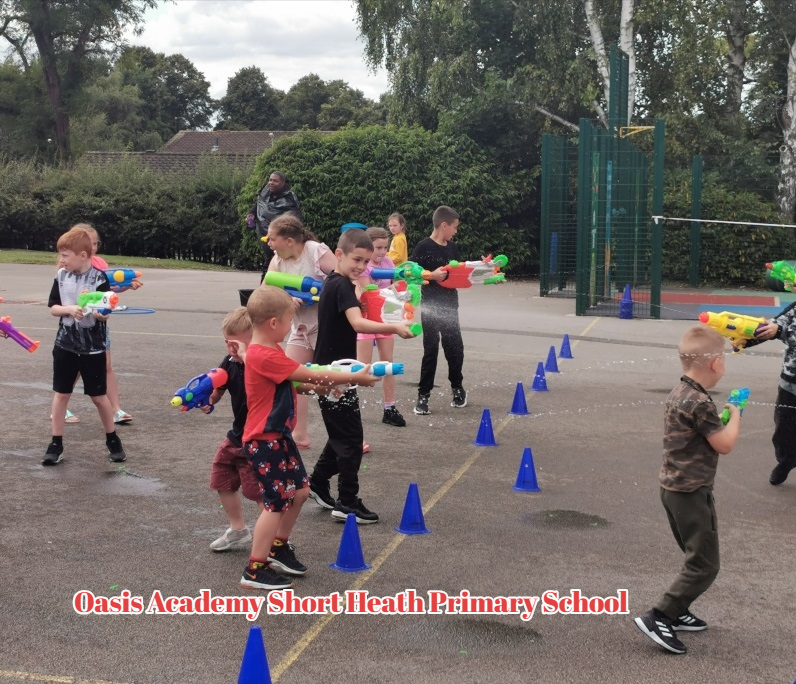 ErdingtonWMP's tweet photo. ' Creative Activities Camp ' ..... PCSO Duncan Long from School Liaison Team interacting with the pupils from the OASH Academy, as they enjoy their summer break. @OAShortHeath @LimitlessFitCen @WMPolice @SarahBurtonWMP @CSuptMatShaer @ContactWMP https://t.co/bUKch4J15P