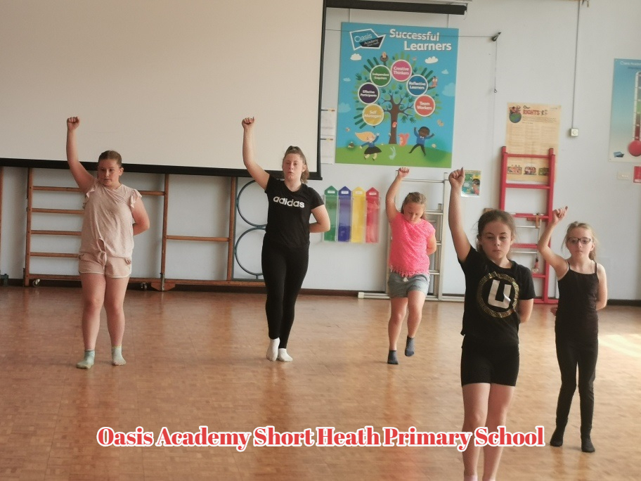 ErdingtonWMP's tweet photo. ' Creative Activities Camp ' ..... PCSO Duncan Long from School Liaison Team interacting with the pupils from the OASH Academy, as they enjoy their summer break. @OAShortHeath @LimitlessFitCen @WMPolice @SarahBurtonWMP @CSuptMatShaer @ContactWMP https://t.co/bUKch4J15P