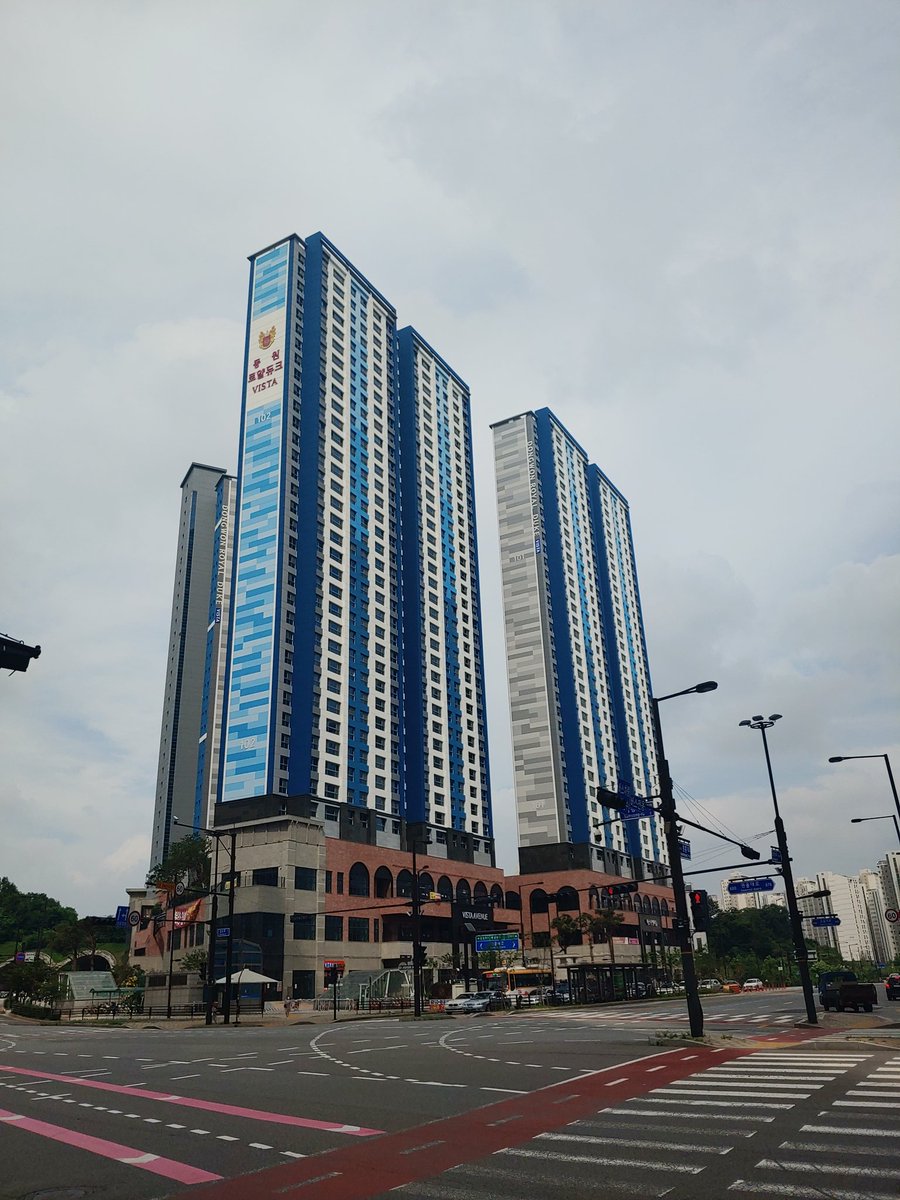 15. '동원 로얄 듀크 VISTADongwon Royal Duke Vista', with the Korean a transliteration of the English.Perhaps this name suggests class, status, and luxury, but I find the styling, architecture, and colors alongside the name quite synergistic in an interesting way . . .