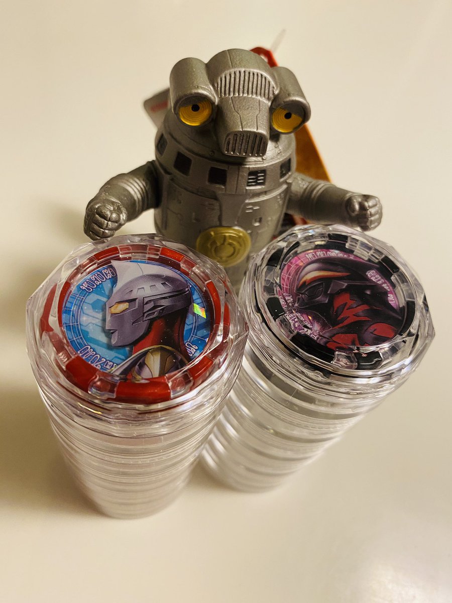 Neverpop03 ウルトラメダル収納その 100均で購入したクリアケース使用 各段2枚収納 蓋付のみ3枚収納可 連結可能 メダルとの内径差1mm程度 一番上に推しメダルを入れると良き セブンガーちゃん可愛い