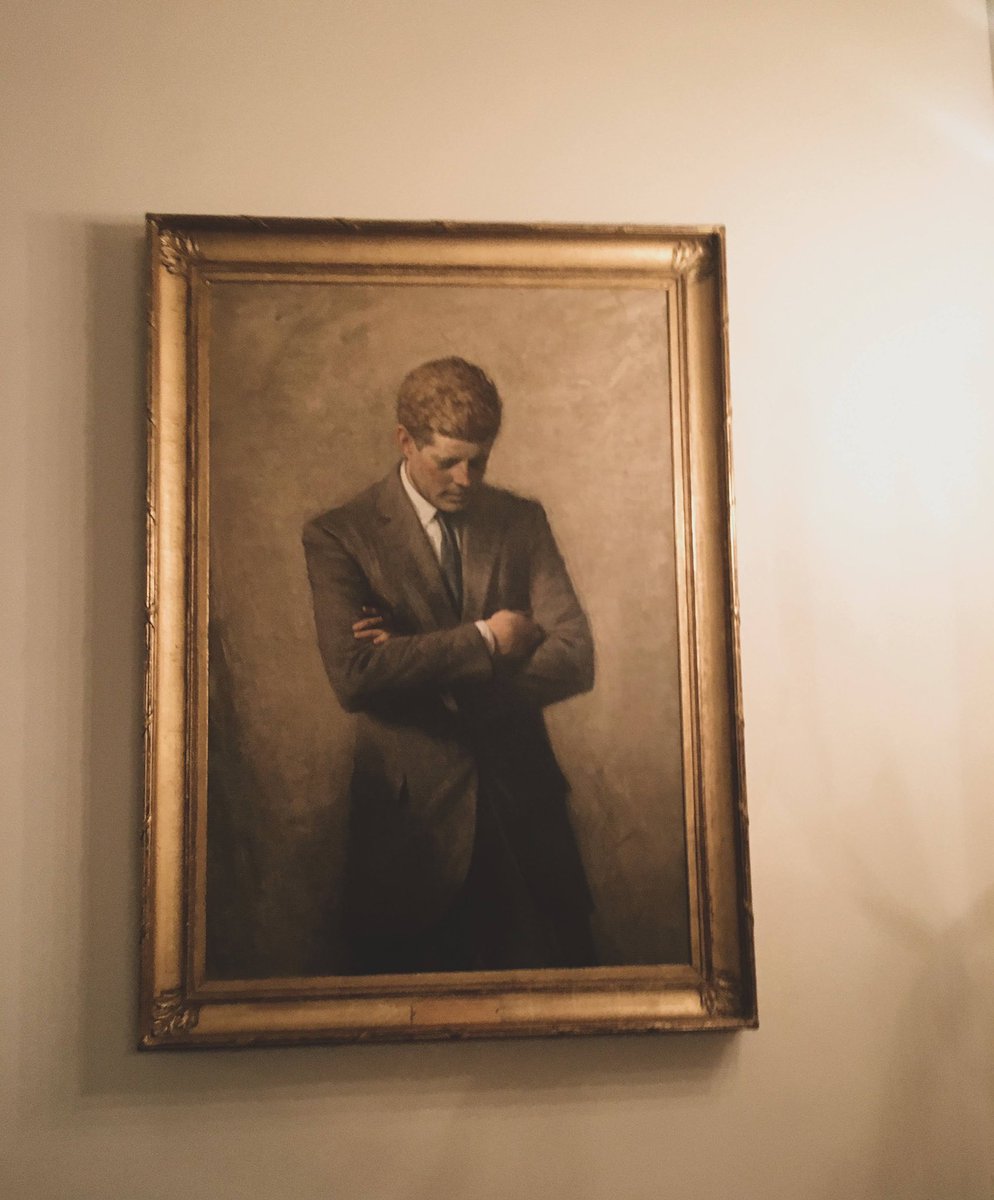 ManleenR's tweet photo. inside the white house https://t.co/KtDH2uHZyS