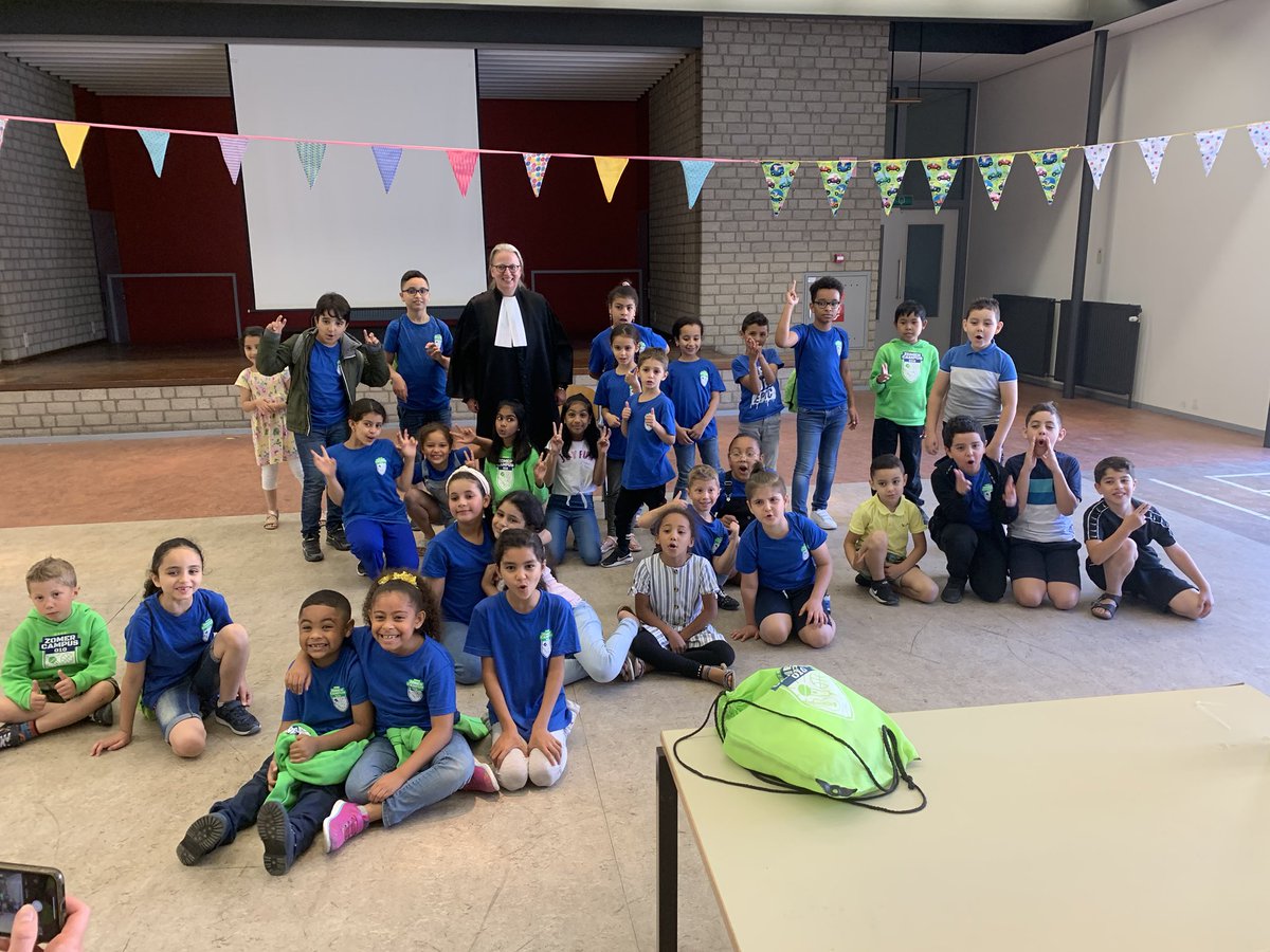 Goed bezig <a href="/rb_rotterdam/">Rechtbank Rotterdam</a> !
Vanochtend bij de @zomercampus010 op de #Hillevliet <a href="/Humanitas_Rtd/">Stichting Humanitas</a> ook een mooie ontmoeting tussen een rechter en een groep enthousiaste kinderen die samen een zitting naspeelden 👍🏻