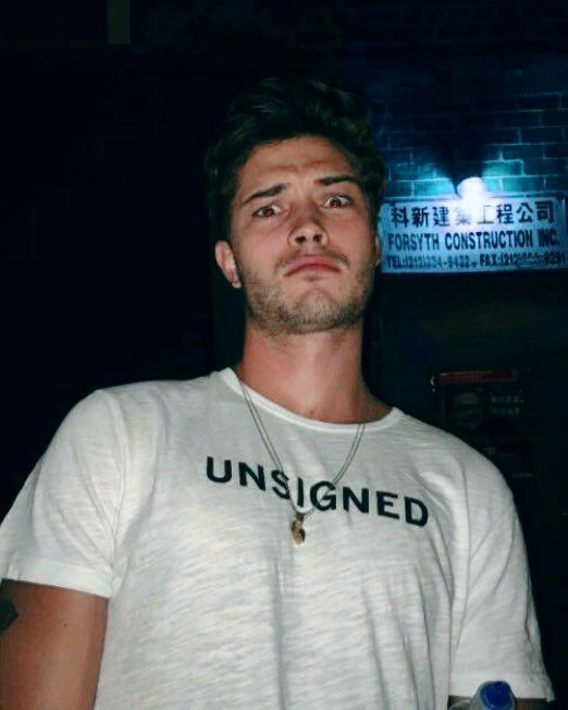 eIisworld's tweet image. If I was dying on my knees
You would be the one to rescue me
And if you were drowned at sea
I'd give you my lungs so you could breathe

@ciscohuber @elizarhuber