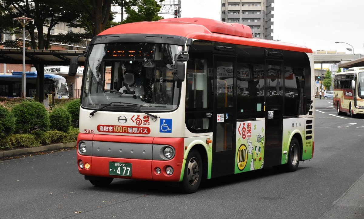 かすうどん バスヲタ On Twitter 本日の収穫 くる梨編 青コース用に新車入ったようだけど デザインが少し違うようで 赤コースと緑コースのポンチョは相変わらず 日本交通担当は赤コース 緑コース1両ずつリエッセが代走していた