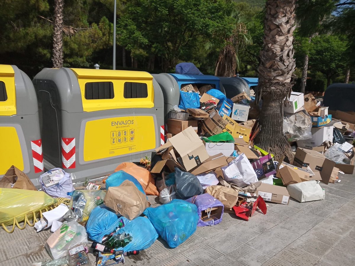 JoseTendero_EMS's tweet photo. Ayer contactaron conmigo vecin@s de #GarrafII para explicarme la situación en #LesBotigues y #ElGarraf sobre la implantación del nuevo servicio de recogida de basuras.
❌Vecinos que recorren 3,5 km en 🚗 xa tirar la basura.
❌Contenedores residuos orgánicos desaparecidos. https://t.co/TLJ7SRAZVs