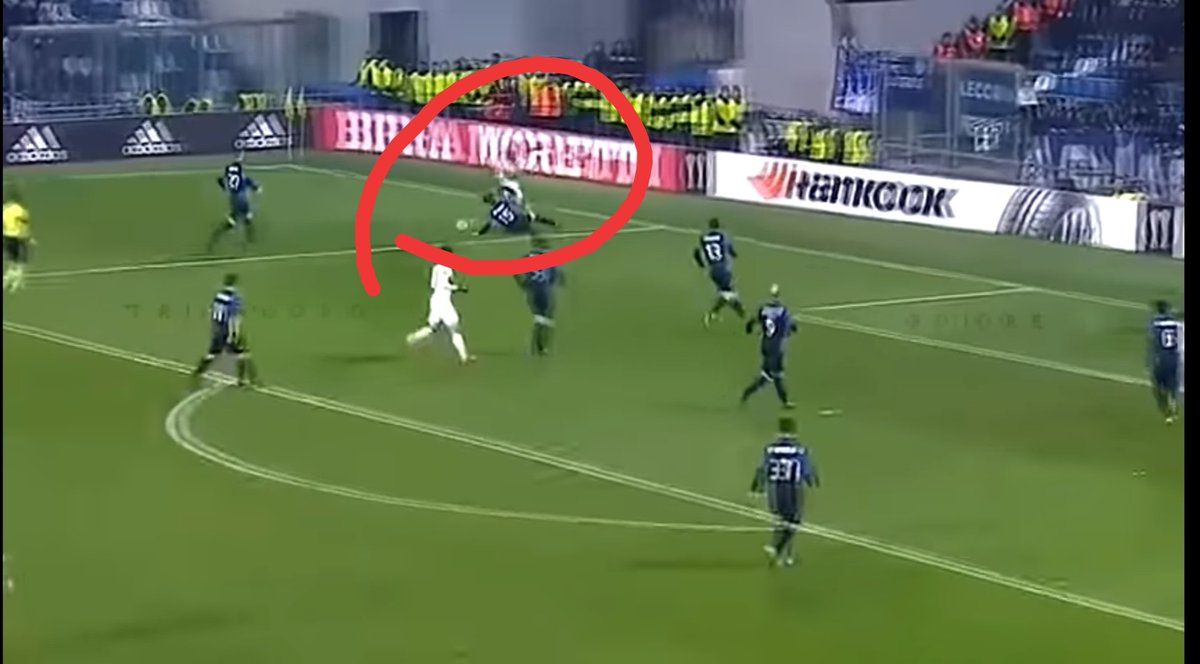 Ini kondisi lagi diserang. De Roon leluasa banget perannya, sampe ke pinggir kotak penalti untuk ngerebut bola dari Winger lawannya ini. Sosok pekerja keras. 