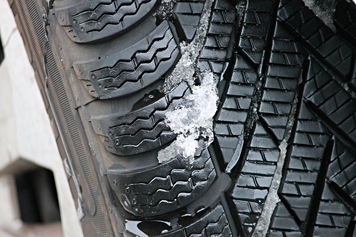 Winterreifen: Schnee von gestern? Gibt es auf deutschen Straßen immer seltener. Pflichtbewusste greifen trotzdem zu Wagenheber und verpassen der Fuhre ab Oktober einen Satz Winterschlappen. 
madeingermany.online/magazin/sonsti…

#madeingermany #winterreifen 
Foto: manfredrichter/pixabay.com