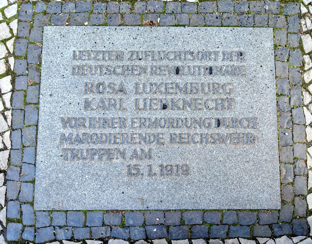 68b\\ Here, they were captured on the evening of January 15th by the Wilmersdorfer Bürgerwehr, a militia. Since 1990, there is a commemorative plaque in front of the house. And there is a graffiti of Luxemburg and Liebknecht.