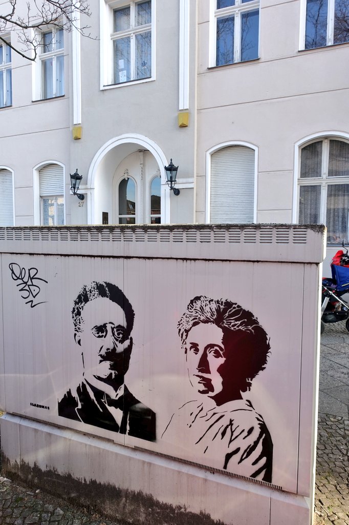 68b\\ Here, they were captured on the evening of January 15th by the Wilmersdorfer Bürgerwehr, a militia. Since 1990, there is a commemorative plaque in front of the house. And there is a graffiti of Luxemburg and Liebknecht.