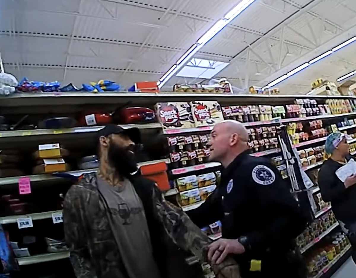 ajplus's tweet photo. Prosecutors cleared Arkansas police for the death of a man who they tased and held down while handcuffed. They say he shoplifted and tried to pull a knife.

#LionelMorris, 39, said "I can't breathe" before losing consciousness.

Police said: "If you can talk, you can breathe." https://t.co/Jz9LQptDQw