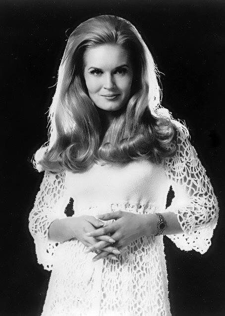 MusicLegendsof1's tweet photo. Remembering #LynnAnderson who passed away on this date in 2015.

Her hits include Rose Garden, How Can I Unlove You?, If I Kiss You, You're My Man and many more! https://t.co/ykwQ678FFS