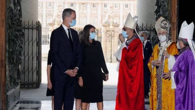 No habrá sido conscientemente pero..qué bonito colorido de casullas😉