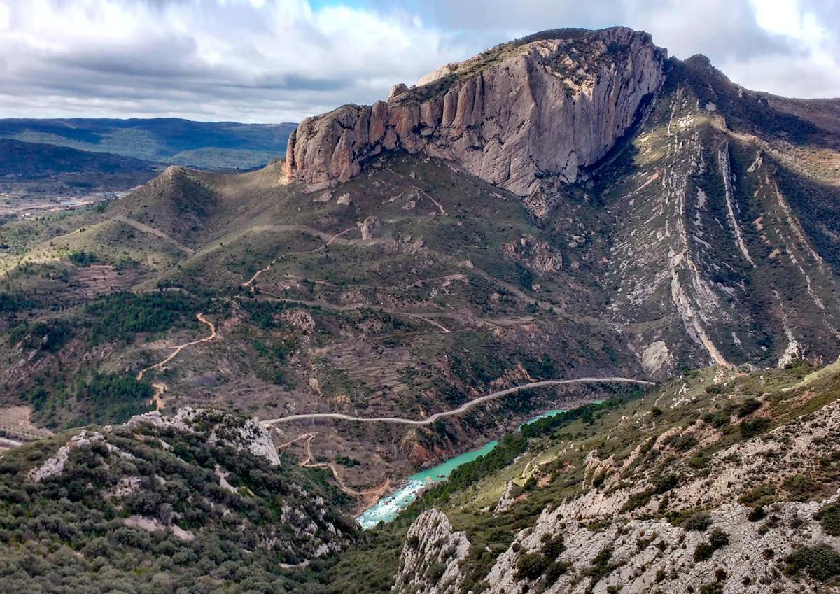 Las fincas de #GuaraBio están ubicadas en la #SierradeGuara el espacio natural protegido de mayor extensión de #Aragon con espectaculares paisajes como este, nacidos de una compleja estructura geológica y de los procesos de erosión asociados a la red hidrográfica.