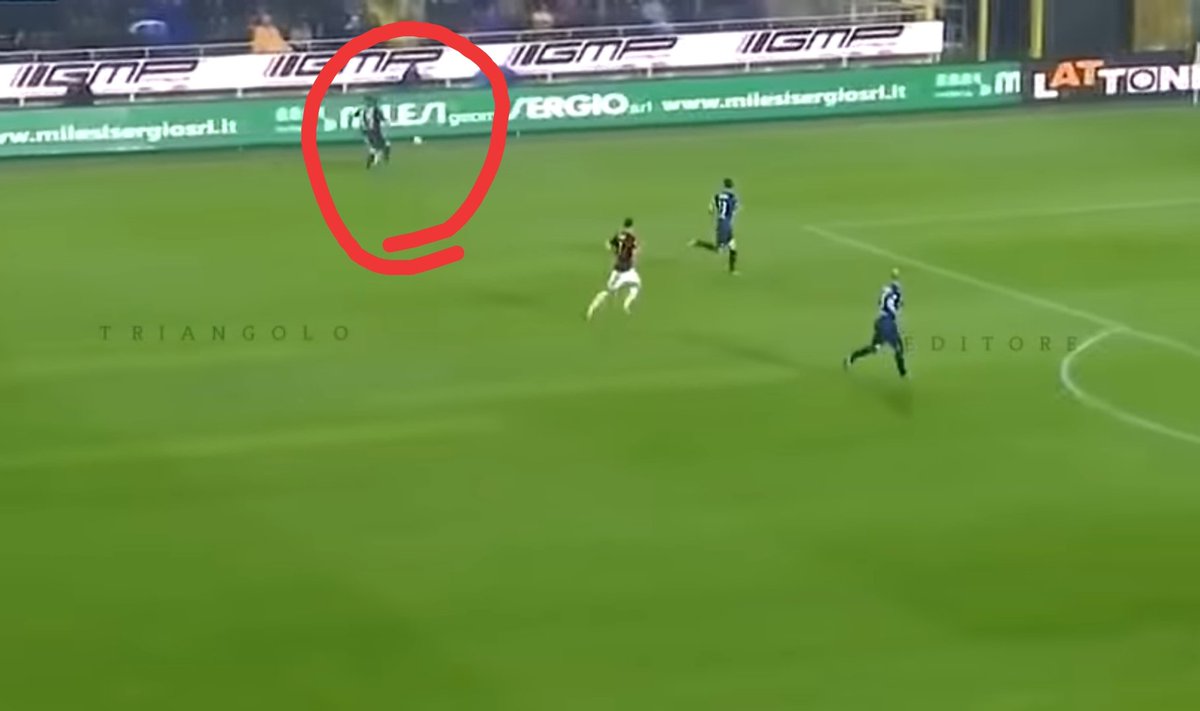 Pemain bener-bener ditempel dan diikutin sama dia sampe ke pinggir2. Sebenernya ini risiko besar buat Atalanta, terutama di lini tengahnya yang ninggalin lubang. Tp seperti biasa, De Roon hampir selalu berhasil merebut bolanya, atau setidaknya lawan susah untuk passing ke rekanny