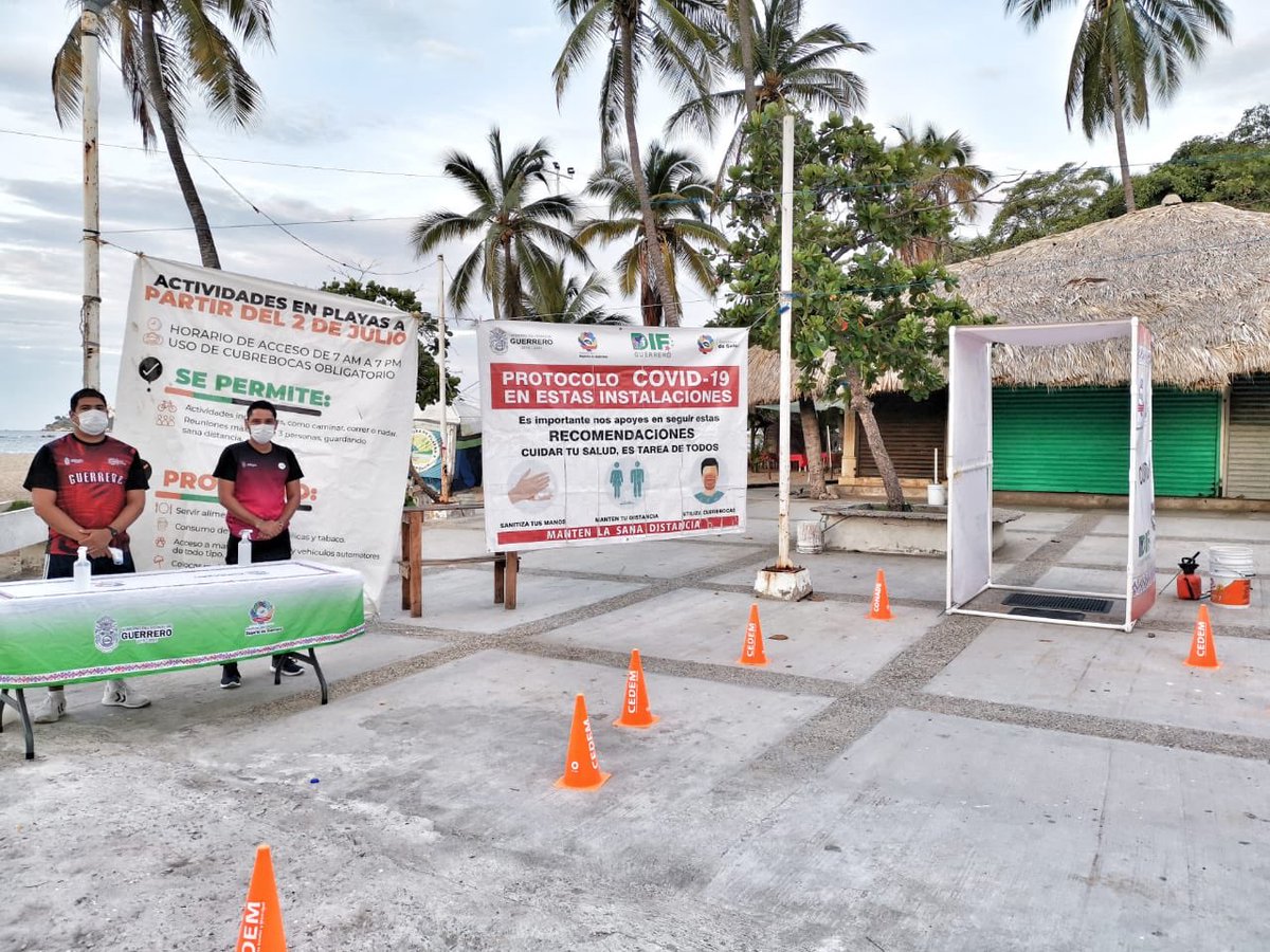 HectorAstudillo's tweet photo. Desde muy temprano ya se encuentran instalados los módulos de sanitización y orientación encabezados por el @Gob_Guerrero en accesos a playas, mercados y cruces peatonales de mayor afluencia. Atiende las recomendaciones para prevenir contagios de COVID19. https://t.co/M7i7gRabcw