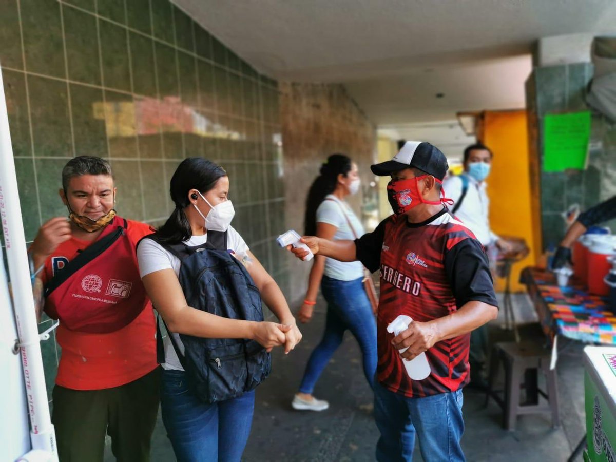 HectorAstudillo's tweet photo. Desde muy temprano ya se encuentran instalados los módulos de sanitización y orientación encabezados por el @Gob_Guerrero en accesos a playas, mercados y cruces peatonales de mayor afluencia. Atiende las recomendaciones para prevenir contagios de COVID19. https://t.co/M7i7gRabcw