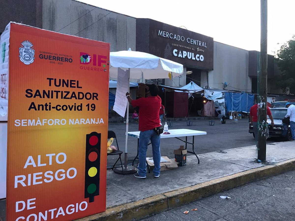 HectorAstudillo's tweet photo. Desde muy temprano ya se encuentran instalados los módulos de sanitización y orientación encabezados por el @Gob_Guerrero en accesos a playas, mercados y cruces peatonales de mayor afluencia. Atiende las recomendaciones para prevenir contagios de COVID19. https://t.co/M7i7gRabcw