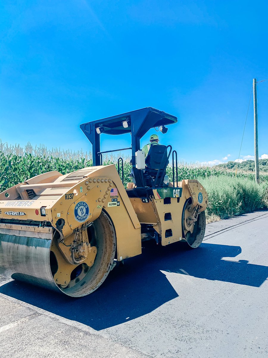WatersConstruc1's tweet photo. Patch Work in Woodbury ✨

Woodbury, CT

#paving #pavement #construction #patching #sitework #asphalt #asphaltpaving #roadwork #trafficcones #waterspaving #watersconstruction #roller #woodburyct #ctpaving https://t.co/N43Le8NDEt