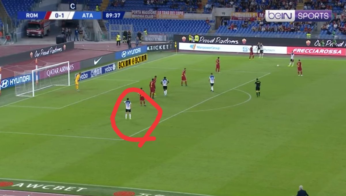 Dalam kondisi set piece, dia kadang dianggep gak berbahaya. mungkin karena posturnya kali ya, yang emang gak begitu tinggi. Padahal, dia menangin banyak duel di udara loh. Pas lawan Cagliari aja dia menang sampe 7x. Dalam foto ini lawan Roma, disituasi ini dia golin.