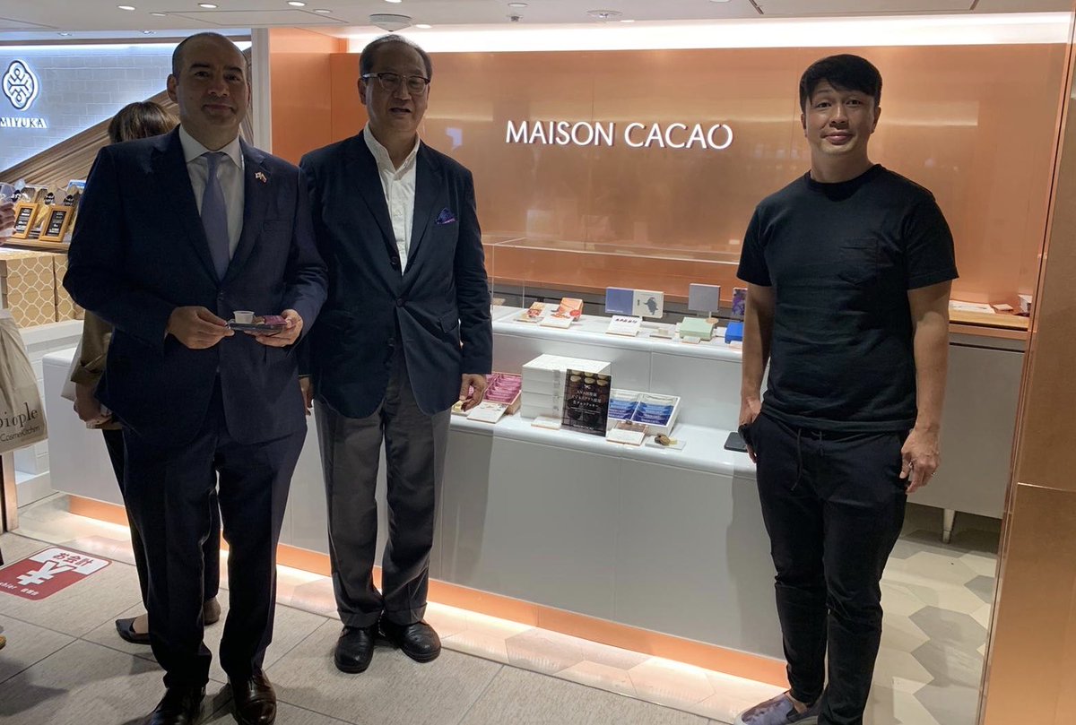 Hoy en la inauguración de las tiendas de <a href="/CacaoHunters/">Cacao Hunters</a> y <a href="/MAISONCACAO_INC/">【公式】MAISON CACAO / メゾンカカオ</a> en la icónica estación de Tokio.  Las exportaciones de productos de cacao a Japón siguen aumentado. <a href="/PROCOLOMBIACO/">PROCOLOMBIA</a> <a href="/MinAgricultura/">Min. de Agricultura</a> <a href="/MincomercioCo/">MinComercio Colombia</a> <a href="/SAColombia/">Sociedad de Agricultores de Colombia</a> <a href="/HiroshiWago/">Hiroshi Wago Rojas</a>