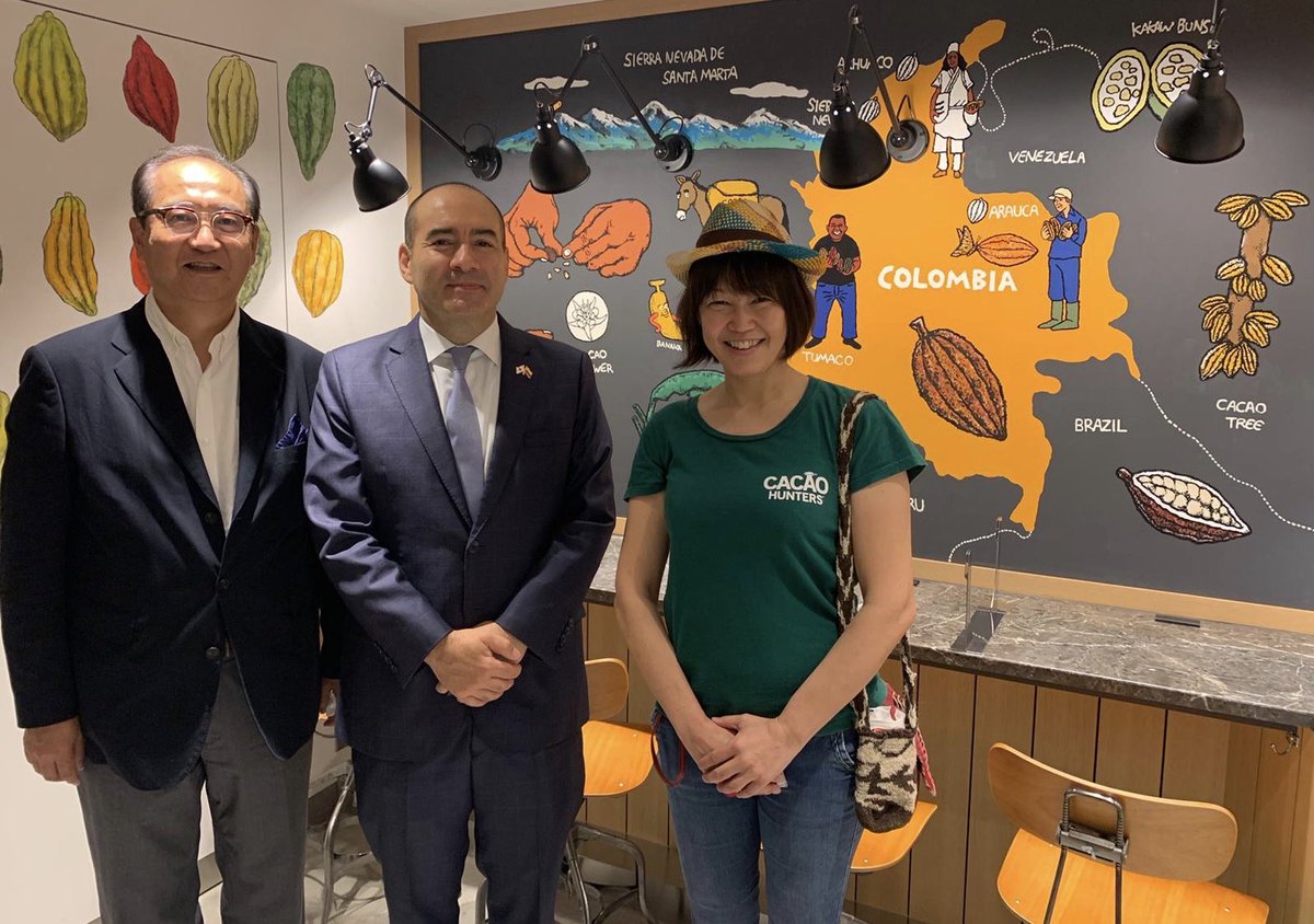 santiagopardos's tweet photo. Hoy en la inauguración de las tiendas de @CacaoHunters y @MAISONCACAO_INC en la icónica estación de Tokio.  Las exportaciones de productos de cacao a Japón siguen aumentado. @PROCOLOMBIACO @MinAgricultura @MincomercioCo @SAColombia @HiroshiWago https://t.co/FW4XJeebTO