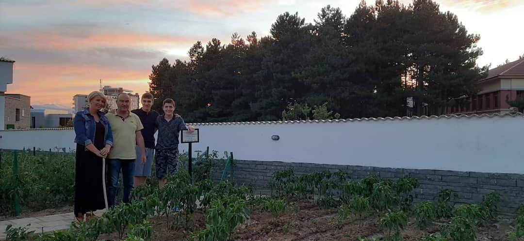 WVAlbania's tweet photo. Prej dy javësh, 14 familje #vullnetare në Korçë, janë bërë pjesë e miniprojektit “Kopshtet komunitare” 👩🌾🧑🌾🌱🌿. Gjatë kësaj nisme #familjet👨👩👧👦 dhe #fëmijë 👧🧒janë bërë bashkë për të përjetuar #angazhimin #komunitar.
Lexoni:⬇️⬇️
https://t.co/lC3xI2zxGs
#Forcojmëfamiljen https://t.co/ArAMSstZlw
