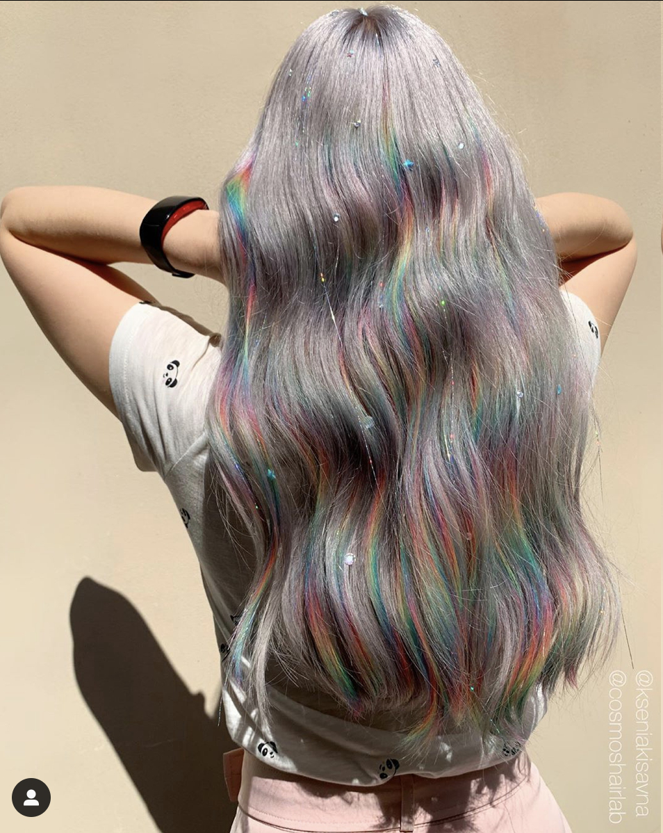 วันนี้ย้อมผมสีแดงอมม่วงเข้มๆ ไปทำงาน หัวหน้าเห็น เปิดรูปให้ดูละถามว่า เคยเห็นอันนี้มั้ย ลองทำดู นี่แบ่บพี่คะ 55555555555555555555555