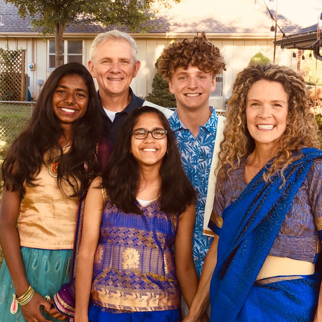 Poojitha from India spent her 2019-2020 exchange year in Missouri! Here's a picture of her and her host family in Indian attire! 

#AyusaClassof2020