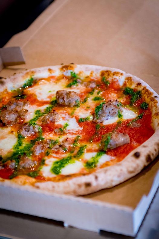 La persillade Mongelli est faite maison, tous les jours par nos équipes ! Déposée après cuisson, elle vient apporter toute sa saveur à 3 de nos pizzas : la SALSICCIA E BUFALA, la TOLOSANA et la NAVONA !