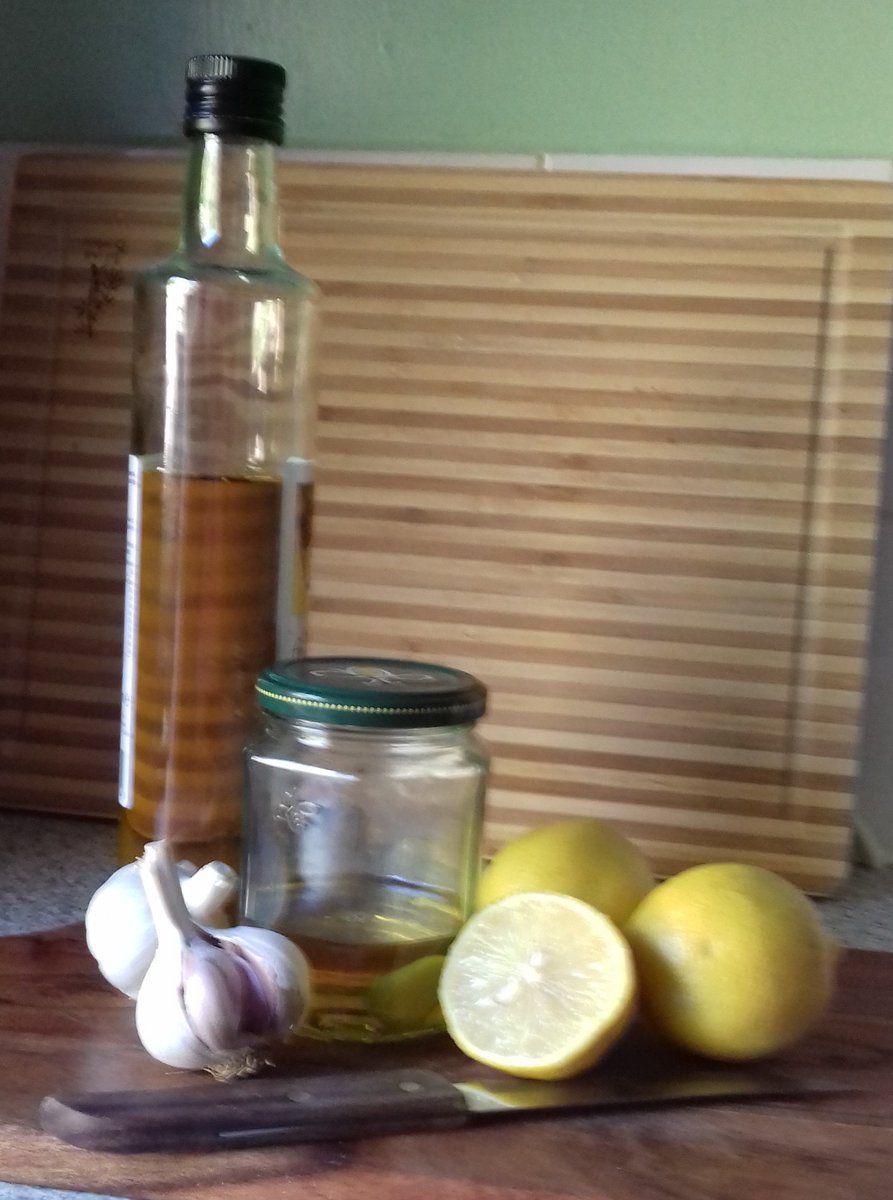 SIMPLE SALAD DRESSING
Use a squeeze of fresh citrus and salad oil in which a clove of garlic has been added. The clove will need to be changed weekly (no lingering garlic smell with this method). Stay well and love life, Carolyn
www.10minutehomeworkout #PolarityTherapy
#health