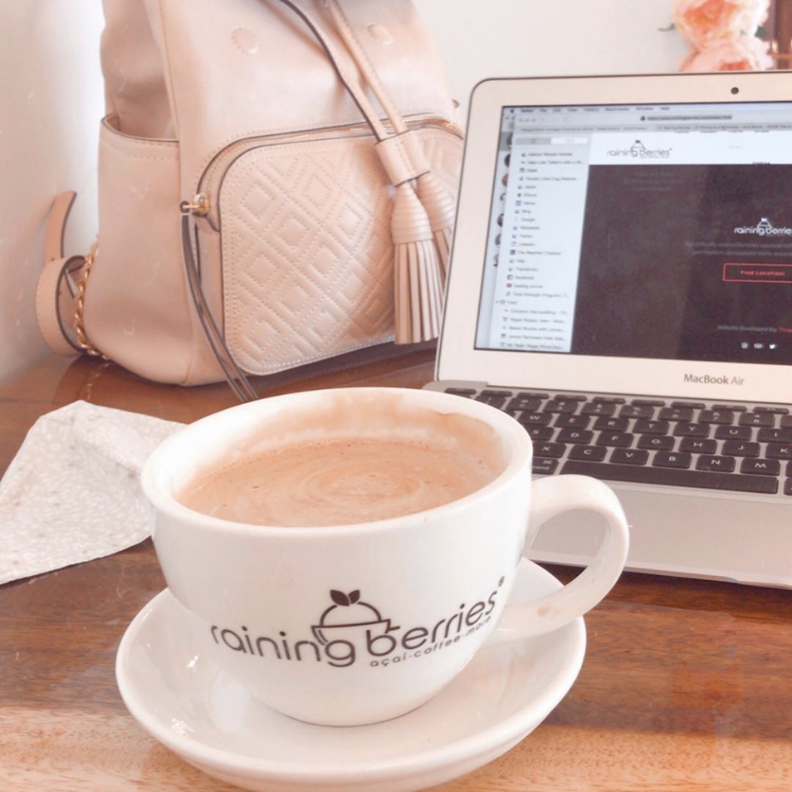 Work from home or work from Raining Berries? @a_lex_i_am chose our Lutz café for the day. ☕️