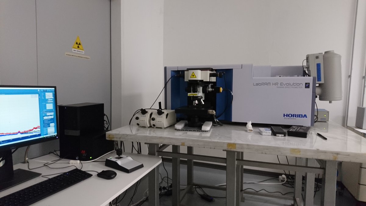 Time for a thread: I want to show you what I do with Raman spectroscopy and thin sections. It’s a big fancy machine with lasers, and is incredibly useful for a wide variety of purposes!  #thinsectionthursday  #erc  #geology  #truedepths  @MineralogyPavia 1/11