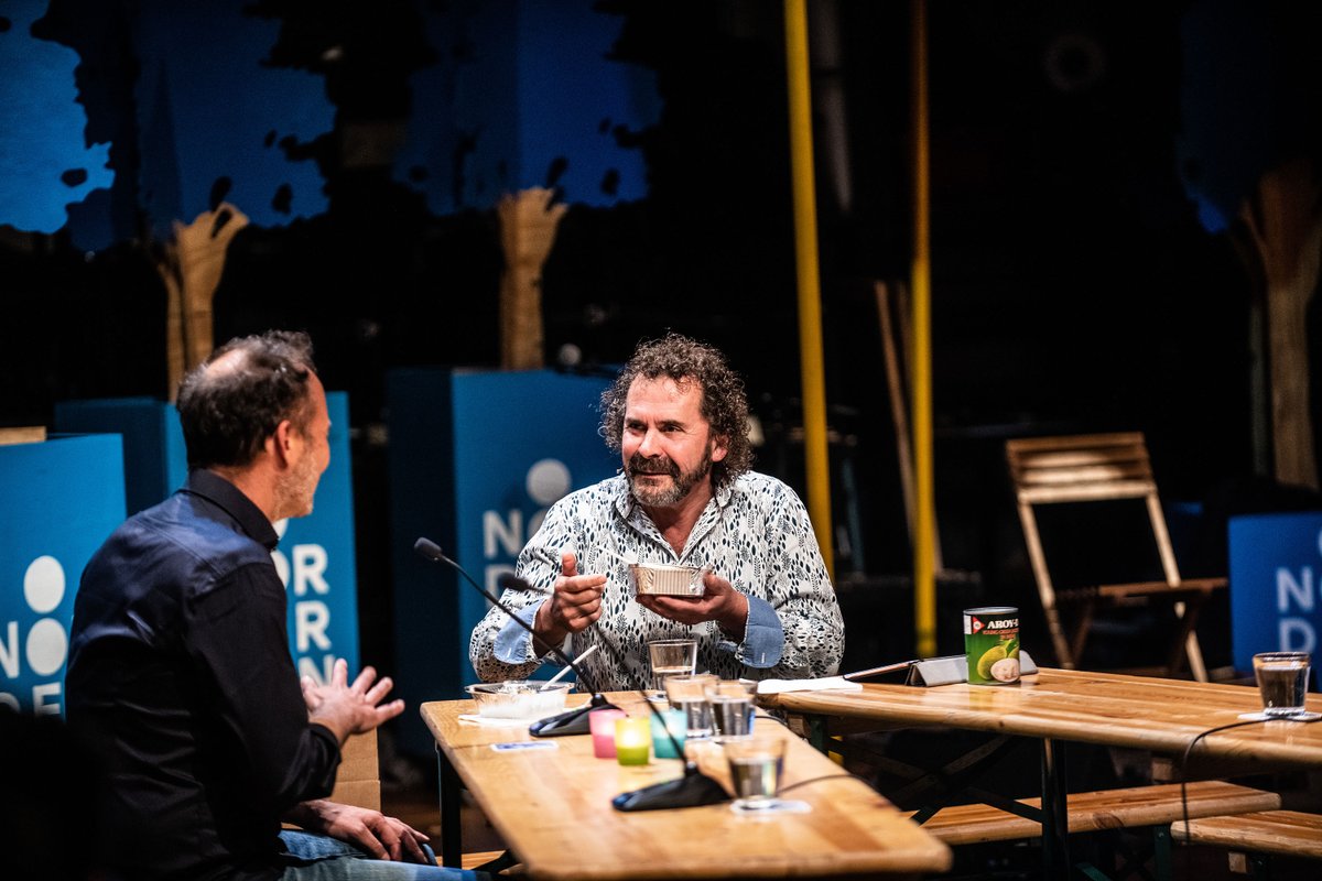 Om 17.00 begint <a href="/arnovdheyden/">Arno van der Heyden</a> met de tweede Arno's Aperitief! Geen kaartje? Geen probleem! Je kunt de show thuis live meekijken vanaf de bank via podium.tv/nl/live. 

Tot straks!

Beeld © Knelis