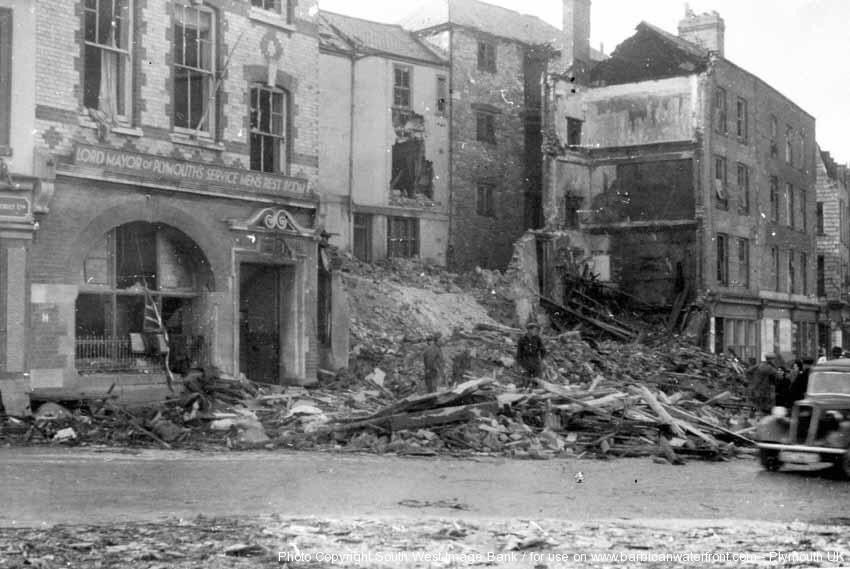 PlymouthShadows's tweet photo. WW2 blitz damage to Plymouth’s historic Barbican, today there’s the new not so fitting architecture of the visitor centre built in its place.
Plymouth paid a heavy toll during &amp; after the war years as it tried to rebuild and become a modern City from the ruins. #Shadowsofourpast https://t.co/vS90MttJNm