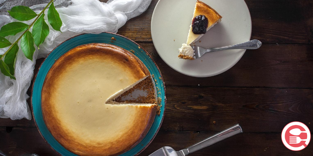quecarta_es's tweet photo. ¡Esta semana no paramos de disfrutar de días mundiales deliciosos 😋! Si ayer era el de la lasaña, hoy toca el turno del #DíaMundialdelaTartadeQueso 🍰. ¿Dónde vas a ir a comértela? https://t.co/BsC8UPPllA
