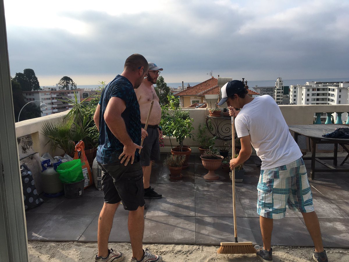 MCziczac's tweet photo. Pour #jeudiphoto opération dallage terrasse pour les #eventssoldiers l merci les amis @Boidalon Nico, Seb et Antho ! 💪🏼😉😘👍 https://t.co/WiJSvrW9HW