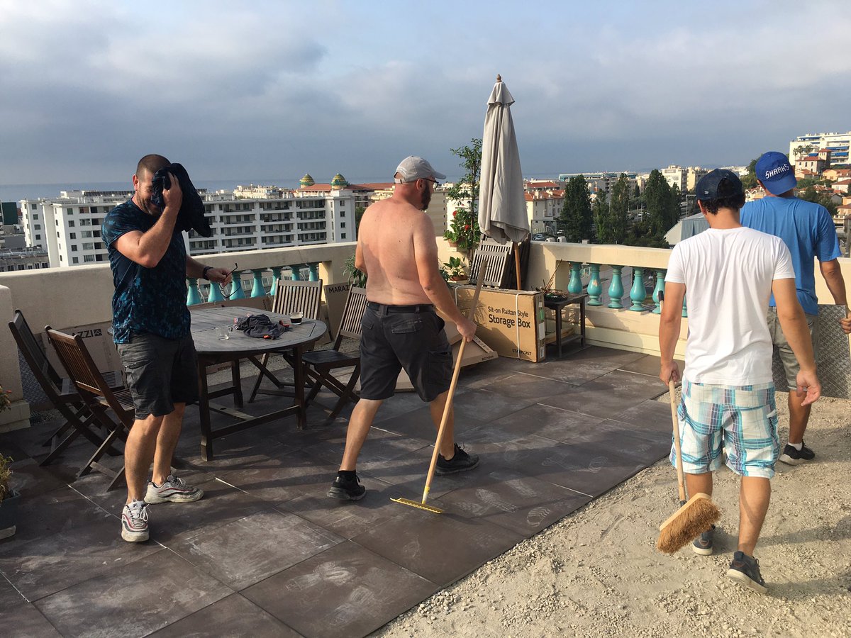 MCziczac's tweet photo. Pour #jeudiphoto opération dallage terrasse pour les #eventssoldiers l merci les amis @Boidalon Nico, Seb et Antho ! 💪🏼😉😘👍 https://t.co/WiJSvrW9HW