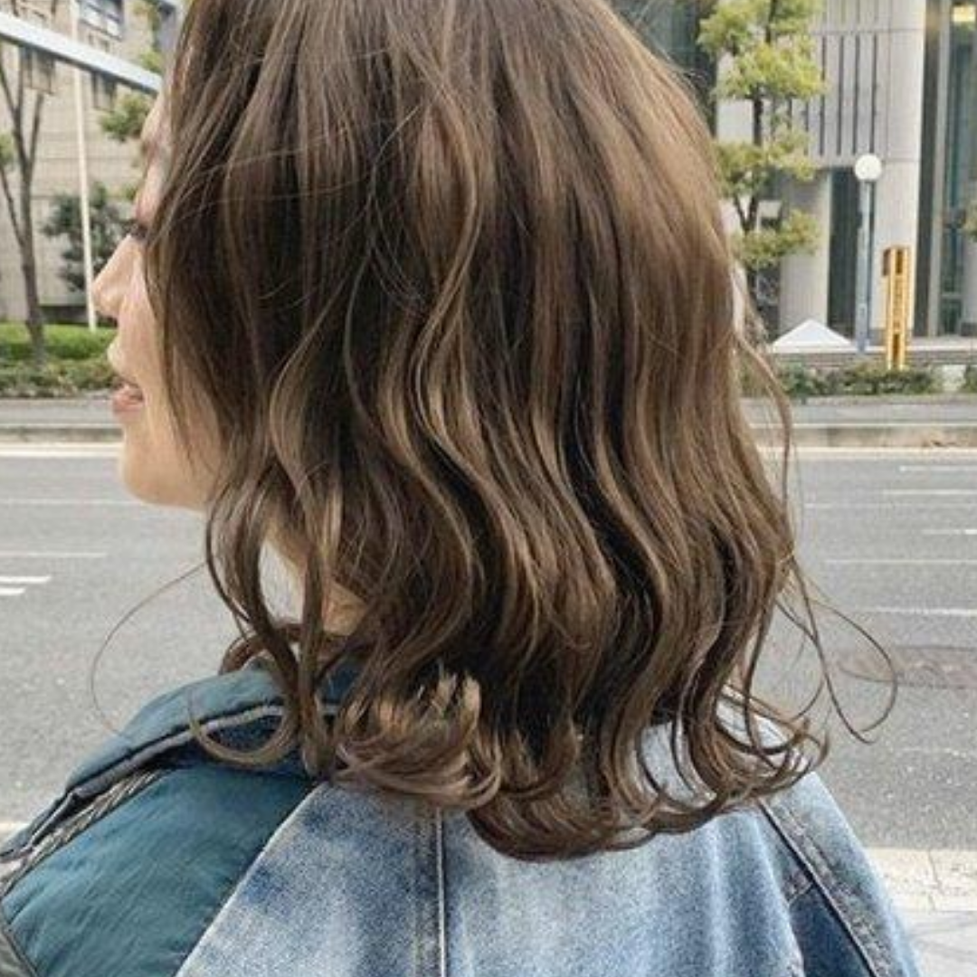 ホットペッパービューティー イエベ春おすすめ髪色まとめ 肌馴染みがよいのは温かみのあるブラウン 逆にブルー系や暗い カラーは肌がくすんで見えがち ゴールド ピンク マロン ベージュ 等のやわらかで可愛らしいヘアカラーをトライして