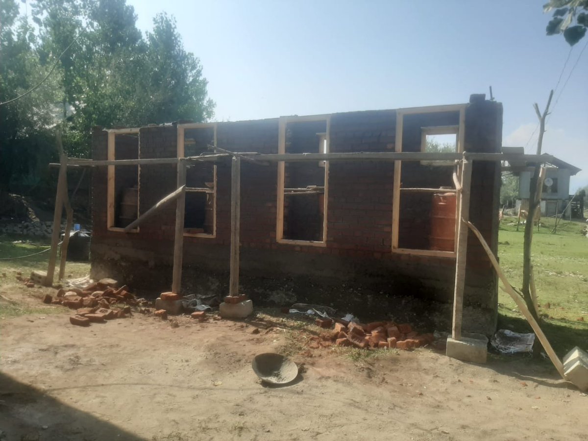 drmurtaza_kas's tweet photo. Under progress Lavatory block at Middle School Kanyari Halqa Gundjahangir A Block Naidkhai under 14th FC/ MGNREGA... Institutional development and simultaneous employment generation for local people @owais_ias @KashmirRdd @BlockHajin @dicbandipora https://t.co/dmufri1dxG