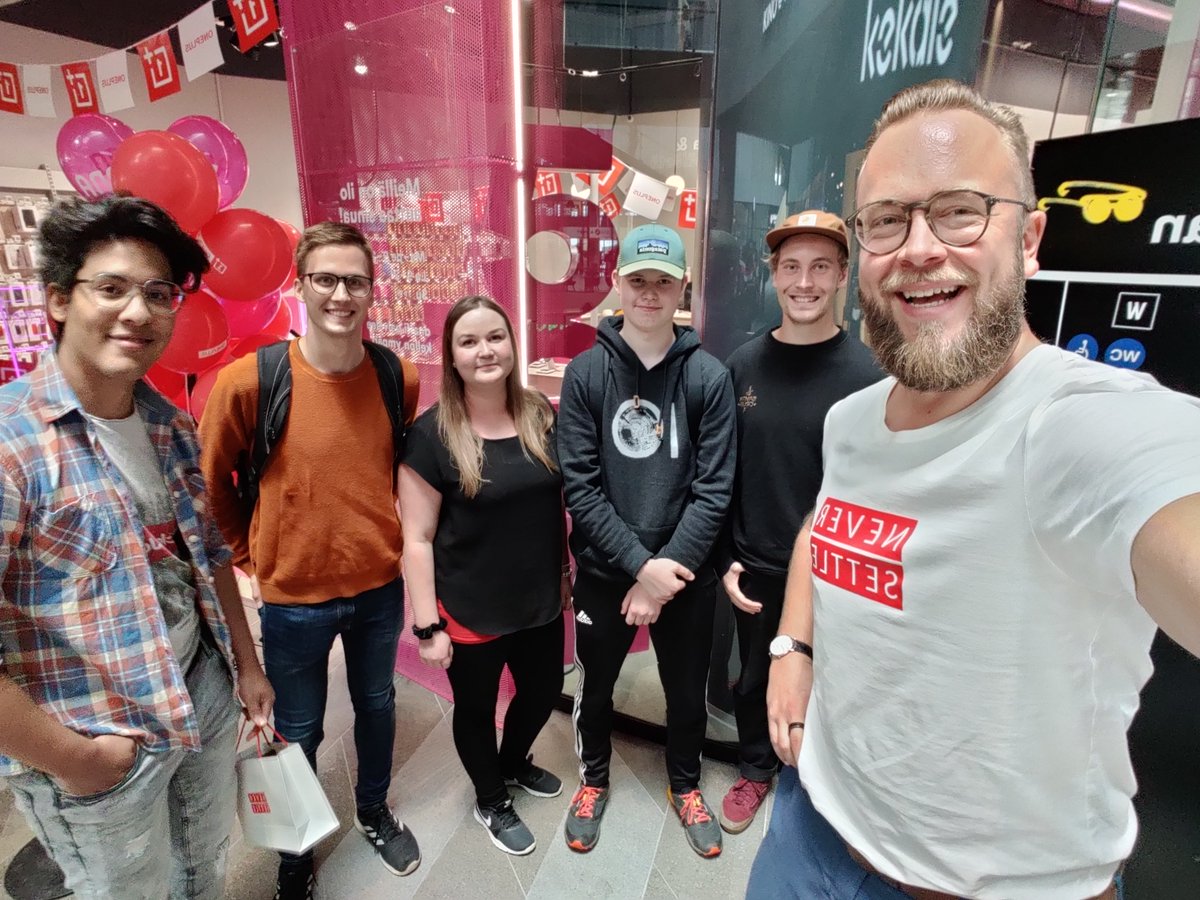 LampenTuomas's tweet image. First wide angle selfie shot on #OnePlusNord! Easy to fit everyone in the picture 👌🏼 #AlwaysSharp #ShotonOnePlus