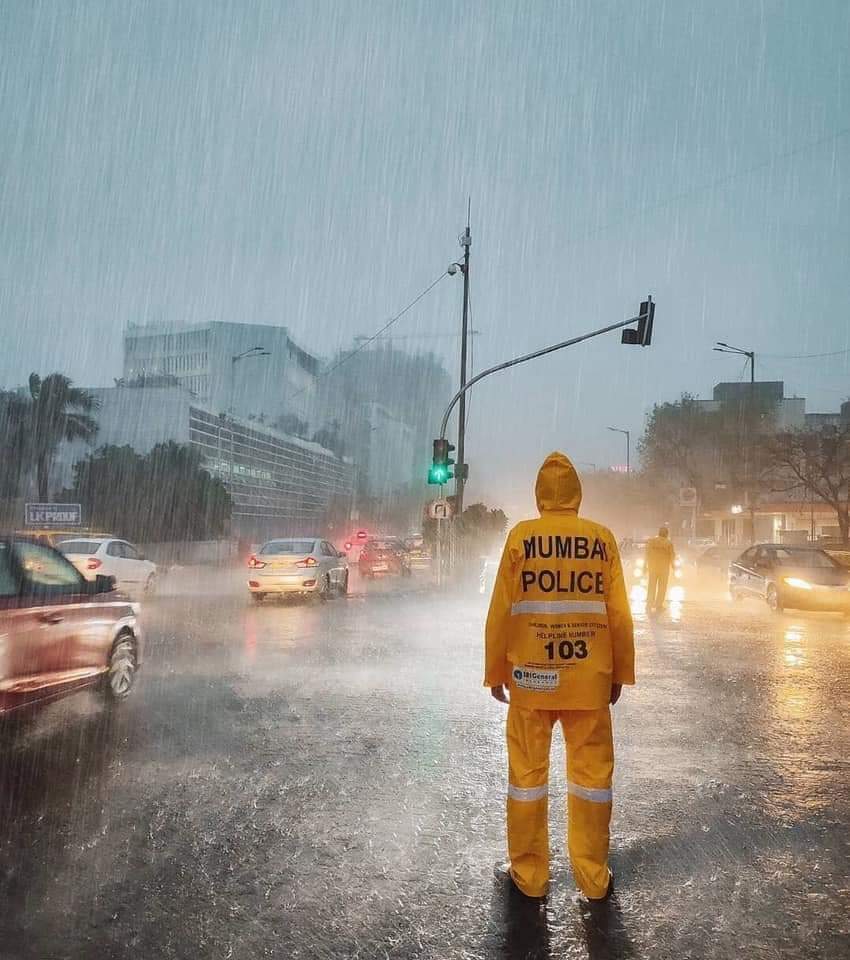 Shine_Dat's tweet photo. Those who have shame on Mumbai police please shame yourself! You can't even spend few hours standing in rain on middle of road but they do! Ghari basun zende lavna soppa kam ahe kadhi family, personal life visarun kaam kara then samjel! 
#WeStandWithMumbaiPolice https://t.co/jEBoB0Eb3u