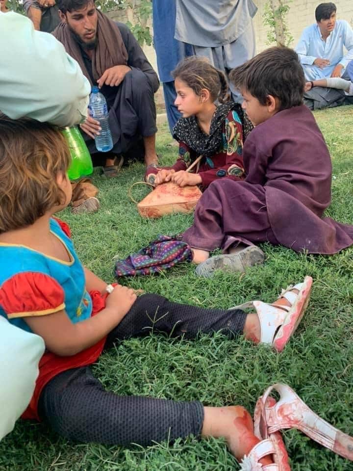 AlamzaibMahsud's tweet photo. The Chaman Gate had been closed for several months against which a sit-in had been going on. Today, when thousands of besieged people were forced to cross the gate, the state opened fire, So far, many innocent people have been reported killed &amp; injured.
#StateAttackedChamanSitIn https://t.co/njyMq1qDdk