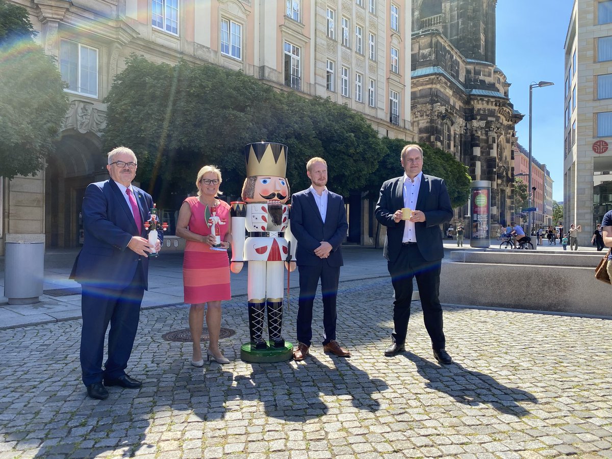 smktsachsen's tweet photo. Kultur- und Tourismusministerin #Klepsch: "Wir sind uns einig: #Weihnachtsmärkte sollen stattfinden." Vielerorts müssen die Vorbereitungen jetzt beginnen. Deshalb tauschte sich die Ministerin heute bei bestem Sommerwetter dazu aus, wie dies unter Corona-Bedingungen gelingen kann. https://t.co/Y0V8DQGSuA
