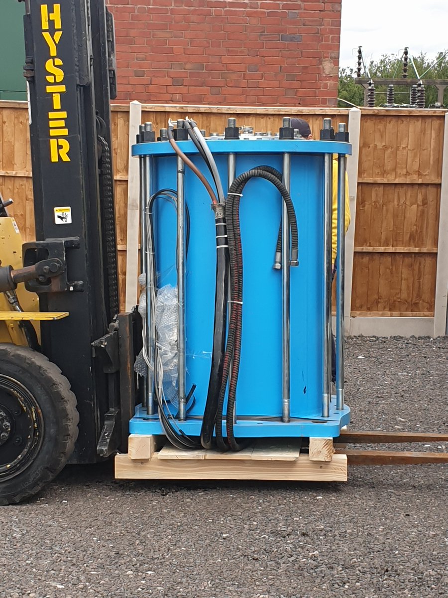 gladwin_dan's tweet photo. A busy day at our 11kV energy storage facility with another 300kW flywheel arriving #energystorage @TUoSEEE @energyshef https://t.co/C1bcOuvffc