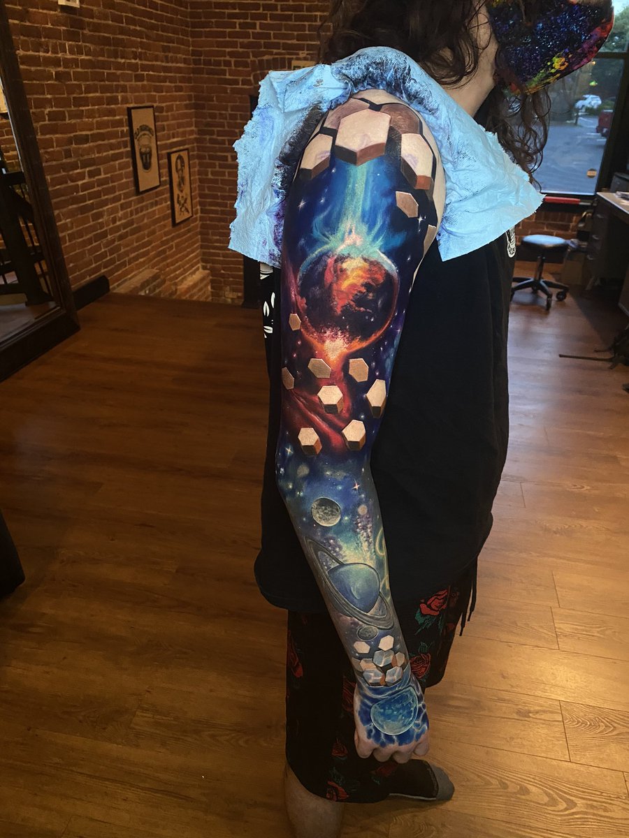 scaryfkingary's tweet photo. 3 days of tattooing, 23 hours for hand and upper bicep. Full sleeve was 40 hours total. Tattoo done by Jesse_Rix https://t.co/F4fPtLZ6jv