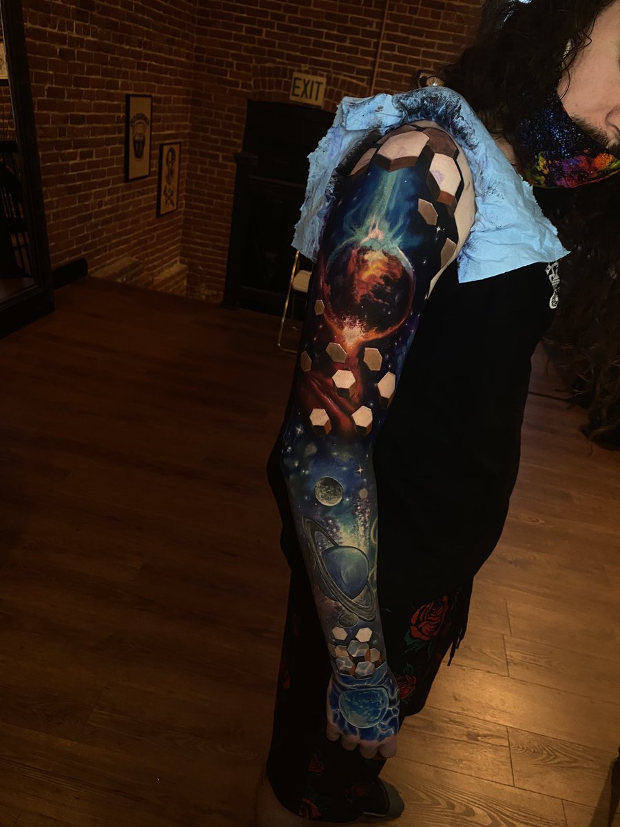 scaryfkingary's tweet photo. 3 days of tattooing, 23 hours for hand and upper bicep. Full sleeve was 40 hours total. Tattoo done by Jesse_Rix https://t.co/F4fPtLZ6jv